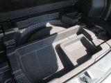 洗車道具などの小物の収納に便利なサブトランク