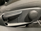 運転席にはドライバーの体型や好みに応じて前後方向だけでなく、高さの調整ができるシートリフターを装備!