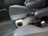 2列目のシートの間に折りたたみ式のテーブルがついています。