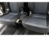 シートテーブル装備!車内での軽食などにテーブルとして利用できます♪