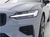 ひときわ印象的なT字型のLEDヘッドライトは、新世代のボルボを象徴するユニークなアイコンとなっています。LEDデイタイム・ランニング・ライトやポジションライト、ウインカーの役割も果たします。
