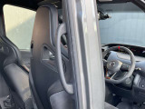 大型アシストグリップで乗り降りもラクラクです。