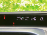 速度やシフト位置、燃料残量など、運転時に確認したい情報がまとまって表示されます。必要な情報をひと目で確認しやすく、発進前や走行中の状況把握をサポートしてくれるメーターまわりです。