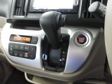 インパネシフトだから視線の移動も少なく足元もスッキリ。運転席もゆったりしているのでゆとりを持ってドライブできますね。自然に手が届き、操作性の良い赤いボタンでエンジンスタート。