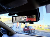 インテリジェントルームミラーで後方の荷物を気にすることなく運転可能です。