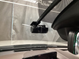 【別途SDカードの購入が必要です。また社外品は保証対象外となります。】運転中の映像・音声などを記録して、交通事故やトラブルが起きた時の正確な状況把握に役立つドライブレコーダーが装着済。