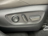 運転する時はドライビングポジションが気になりますよね。パワーシートで座席位置の微調整もしっかりできます。高級感がある装備としても人気があります。