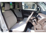 運転席・助手席はベンチシートになっております!運転席と助手席の間をスムーズに移動できます♪