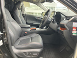 ゆとりを感じる運転席まわりで、着座時の視界も広く確保されています。シートやドア内張りは落ち着いた色合いでまとめられ、運転に集中しやすい空間です。
