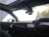 内装はシンプルに使い勝手を考え作られています。お車を運転する感覚をダイレクトに体感して頂けます。室内も広くロングドライブにも快適にお過ごしいただけます。