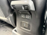 後部座席のポートより携帯電話などの充電が可能です。
