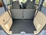 N-VAN e:は助手席から荷室までフラットに繋がる床面が特徴です。ダイブダウン機構で平坦な大容量空間が出現し、助手席側のピラーレス大開口部とリアゲートの2方向から効率よく荷物を出し入れできます。