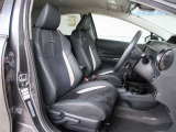 ホールド感あるシートで安定感のある運転席