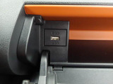 USBポートはスマートフォンの充電などにご利用いただけます♪