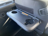 【運転席シートバック】後席用の折り畳みのドリンクホルダー付きテーブル その上にはスマホなどのポケット