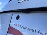 ●リアビューカメラ『入車経路を算出し、ガイドラインと補助線をディスプレイに表示します。同時にバンパーに内蔵のセンサーが障害物を感知し音で注意を促します。後方の死角も安心していただけます。』