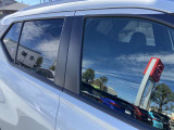 プライバシーガラスが搭載されておりますので、車内のプライバシーを保護してくれます。