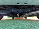 納車前にお車を持ち上げて入念に点検いたします。
