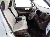 フロントシートはベンチシートです、運転席と助手席の移動が簡単です。 また運転席シートの高さも調整できます。