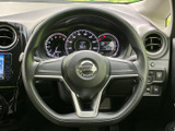 握りやすい形状のステアリングに、手元で扱えるスイッチ類を備えています。運転姿勢のまま必要な操作に手を伸ばしやすく、メーターも正面に見えるため、日常の運転を快適にサポートします。