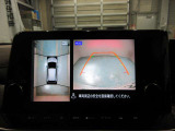 空から見ているような視点でクルマの周囲が確認できるモニター。クルマの真上から見ているかのような映像によって周囲の状況を知ることで駐車を容易に行うための支援技術です