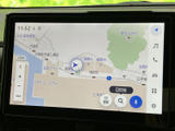 地図を大きく表示できる画面で、目的地や周辺の位置を確認しやすい仕様です。タッチ操作でルート検索ができ、初めての場所へのお出かけや日常の移動をサポートします。