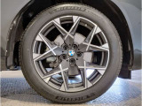 【BMWアロイホイル】軽量かつ強度に拘ったアロイホイル。走行性能ポテンシャルを引き出す設計。車の足元を引き締めてくれる大きなポイントはアロイホイルです。