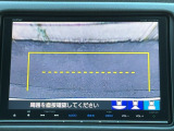 カラービジョンとガイド線で見やすい視点切替式のバックモニター。