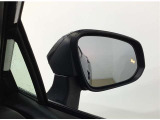 隣車線を走る車両をレーダーで検知し、ドアミラーでは確認しにくい後側方エリアに存在する車両に加え、急接近してくる車両も検知します。車両を検知するとドアミラーに搭載されたLEDインジケーターが点灯します。