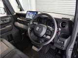 ◆視界広々で非常に運転しやすくロングドライブでも疲れを感じさせないすっきりとまとまったインパネ周りです。