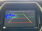 後方の映像に加え、進行方向の目安となるガイド線が表示されます。駐車時に周囲や車両との距離感を確認する手助けとなり、後退時の安全確認をサポートします。