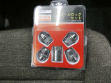 キー付ホイールロックナットです。最近はタイヤ目的の盗難が急増し純正ホイールがターゲットに。タイヤ・ホイールの盗難防止に。