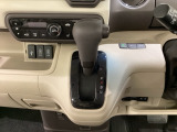 CVT車のセレクトレバーです。低速から高速まで、変速ショックのないスムーズな走りを実現するとともに、エンジン効率のよい領域を維持することで燃費にも貢献します。