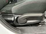 シートハイトアジャスターが付いているので運転姿勢を調整するのに便利ですね。身長に合ったシートポジションは安全運転や疲労軽減にもつながります。