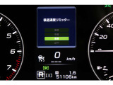 バック時の衝突回避をサポートする後退時ブレーキアシスト。車体後部に装着されたソナーセンサーが障害物を検知。警告音と警告表示で段階的に注意を促します。