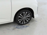 装着タイヤサイズは、175/55R15です。純正アルミホイールを装着しております。