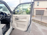 窓の開閉も楽々♪大きなサイドウィンドウは見晴らしのよさ、運転のしやすさを実感できます。