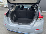 バックドアは大きく開きます。定員乗車時でも十分広いラゲッジスペースを確保しています