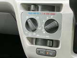 空調の風向きや風量をダイヤルで調整でき、表示を見ながら必要な設定を選びやすい操作部です。エアコンや曇り取りのスイッチもまとまっており、季節や天候に応じた車内環境づくりに役立ちます。