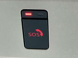 SOSコール。事故や救急時などに、ボタンひとつで専門のオペレータに接続。警察や消防への連携をサポートします。(別途契約が必要です)