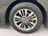 純正のホイールを使用していますので足元周りの見栄えも良く、車体を綺麗に魅せてくれますサイズは225/60R18