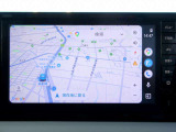 普段お使いのスマホを繋ぐだけで、使い慣れたGoogleマップのナビ案内や音楽再生、ハンズフリー通話が大画面でスムーズに行えます。音声操作にも対応し、いつものドライブをより便利で快適に楽しめます。