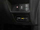 【両側電動スライド】スライドドアは両側電動スライドドアになっております。運転席からの開閉も出来、リモコンキーでも離れたところから開閉出来ますので大変便利な装備です。