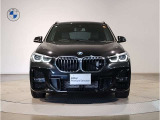 【BMWの伝統】BMWの特徴的な&ldquo;キドニーグリル&rdquo;は、80年以上続く伝統の形でございます。変わらないこだわりのデザインが、プレミアムブランド&ldquo;BMW&rdquo;を創り出します。