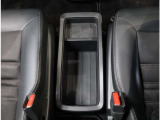 運転席、助手席中央には広い収納スペースがあります♪