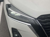 配光特性に優れ路肩まで明るく照らすLEDライトを採用、対向車への眩惑を防ぐマニュアルレベライザーも完備!