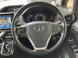 握りやすいステアリングで、快適な運転操作が可能。操作性も高く、運転の楽しさを向上させます。手に馴染む形状です。