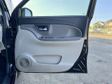 運転席ドアの内張です!使用感が少なくきれいな状態です!収納も備わっています!