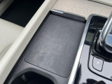 前席のスマートフォン用ストレージにワイヤレス充電パッドを内蔵。大型のスマートフォンにも対応し、短時間でもしっかり電力をチャージできます。