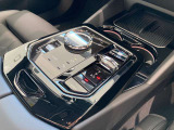 シフトレバーとBMWお馴染みのiDriveコントローラー。ラグジュアリーなクリスタル仕上げ。